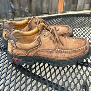 Men’s casual brown leather loafers/walking shoes excellent condition size 9.